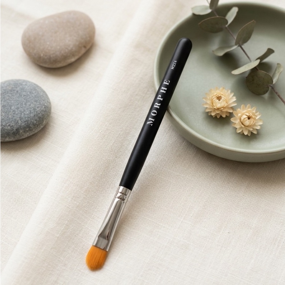 Morphe M224 Oval Camouflage Brush – Precision Concealer Brush
